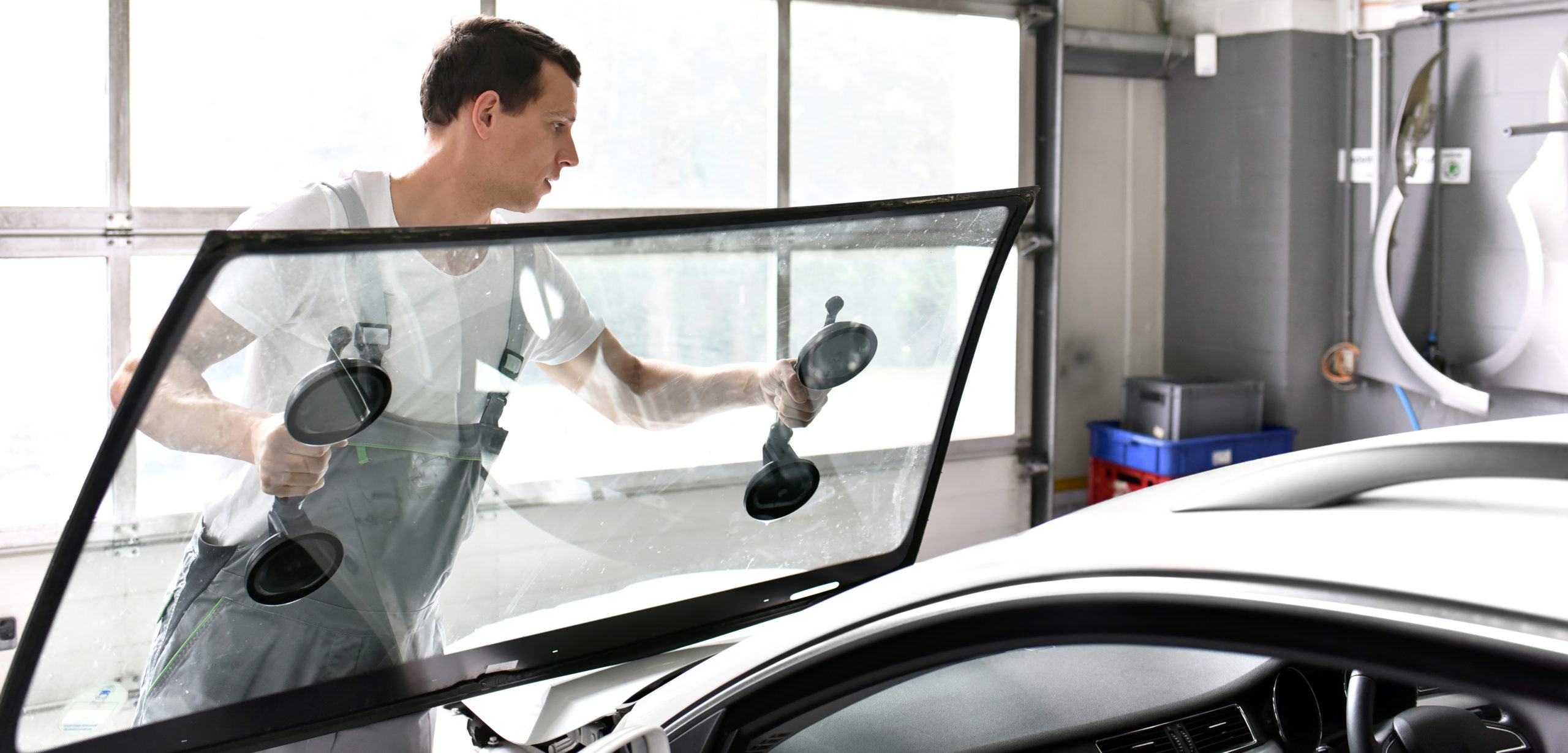 Auch ein Fachmann für Autoglas kann Ihnen bei dieser Optimierung von Windschutzscheiben behilflich sein